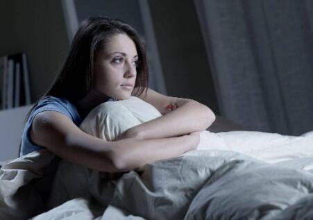 睡不着觉是身体哪里出现问题？导致睡不着的原因众多，生理心理以及疾病原因都有