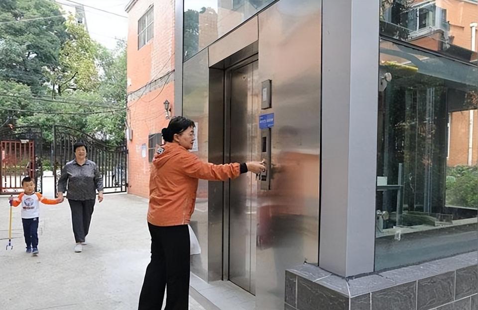 央视叫停老旧小区加装电梯是真是假老旧小区加装电梯真的那么难吗