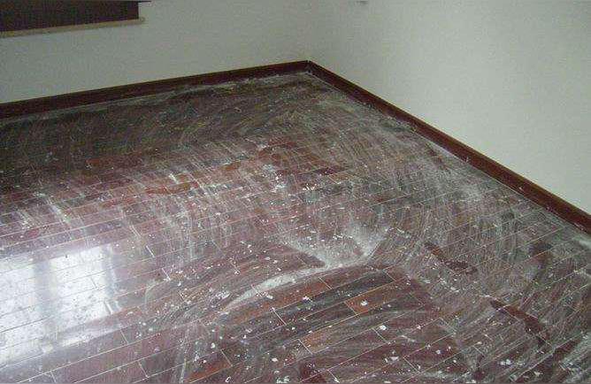 地板乳胶漆怎么洗掉，木地板上的乳胶漆怎样可以快速去除